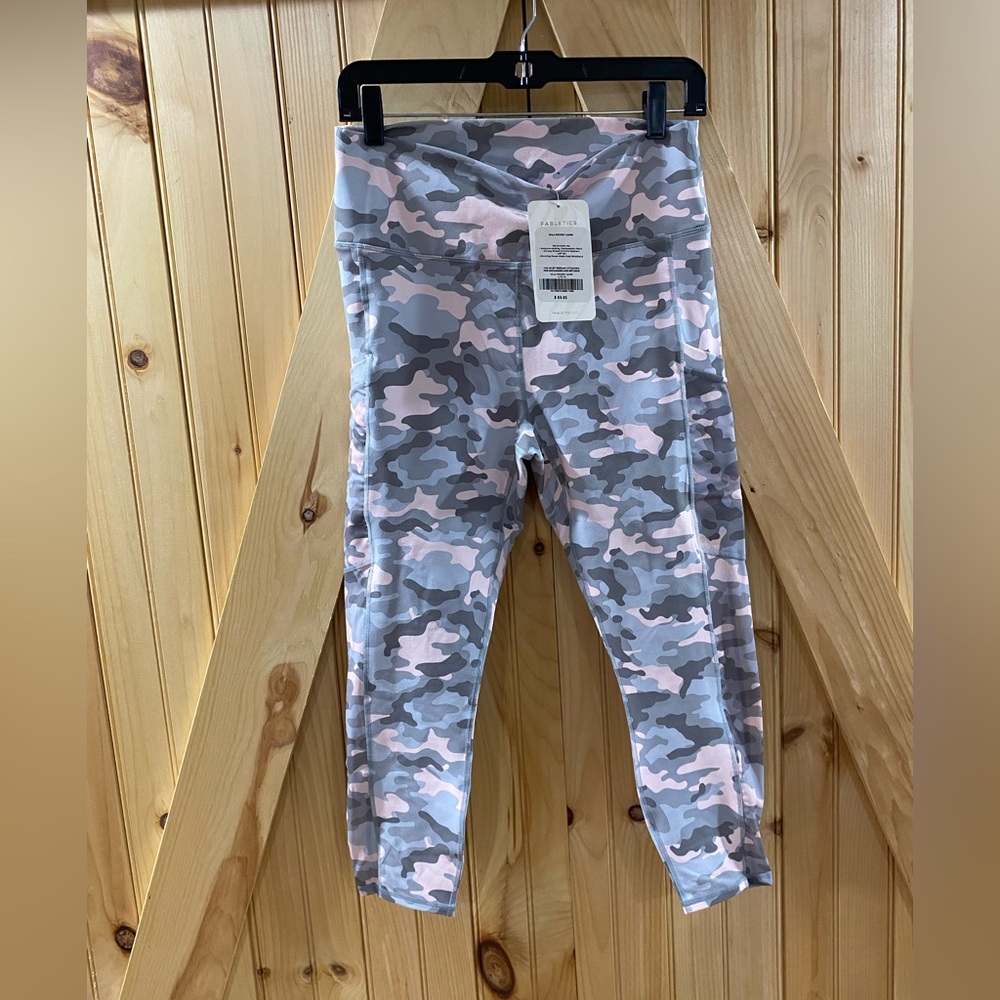 Fabletics mila pocket capri NWT